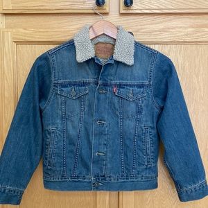 Women’s Levis Trucker Jacket with Sherpa lining, Size Small (S)